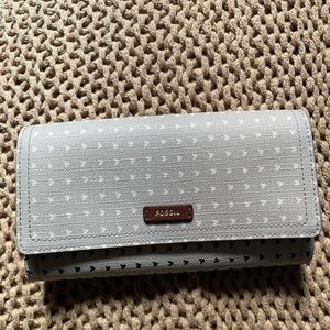 Fossil NWOT Women's Logan Leather RFID-Blocking Flap Clutch Wallet “Hearts”